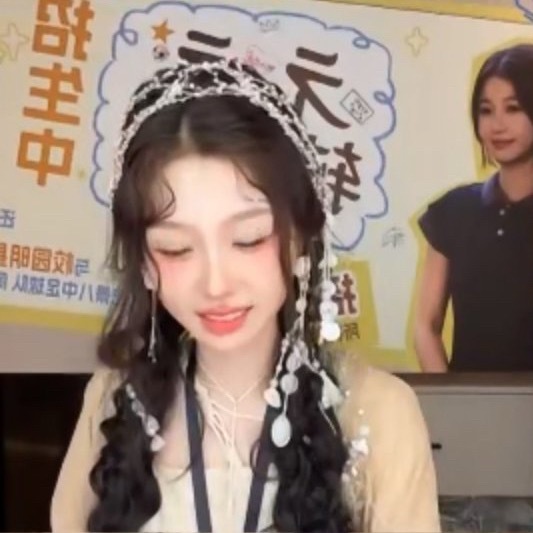 人还在剧组拍戏穿着戏服就来剧宣直播了，每次直播都有相应主题的背景板虞书欣爱她的每