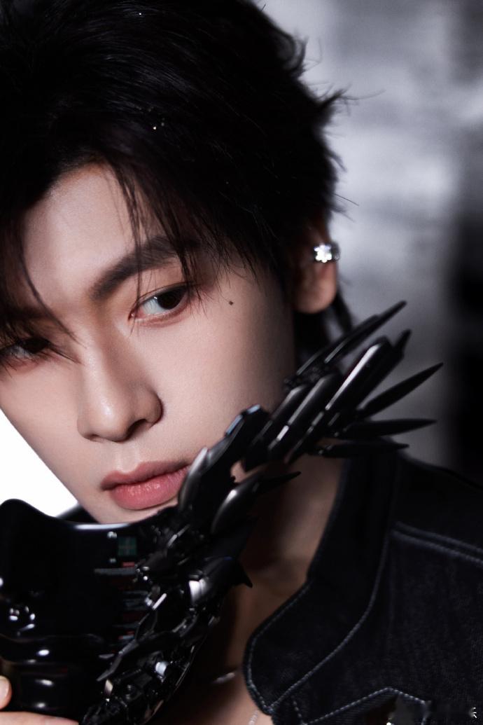 翟潇闻音乐节饭撒王者 看完翟潇闻音乐节饭撒直接沦陷，小动作多到数不过来，甜而不腻