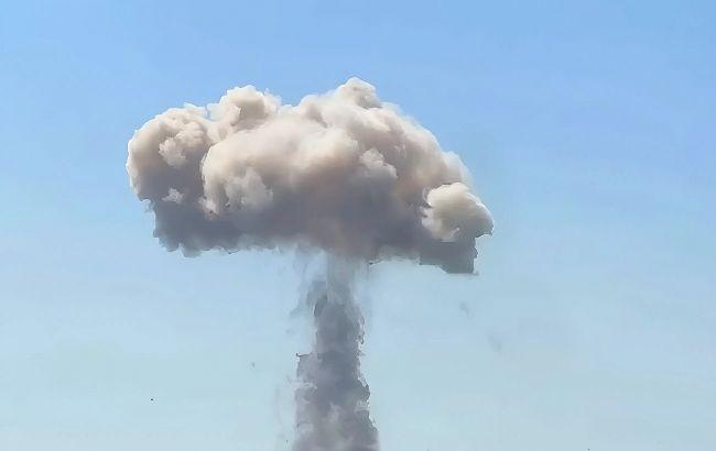 这张截图是昨天乌克兰一军事训练场发生紧急情况时有人拍摄的视频之截图。在赫梅利尼茨
