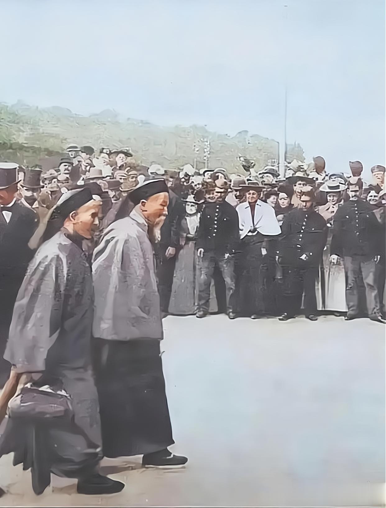 这是1896年，74岁的李鸿章访美时的照片，李鸿章在这里受到了热烈欢迎，不仅礼炮