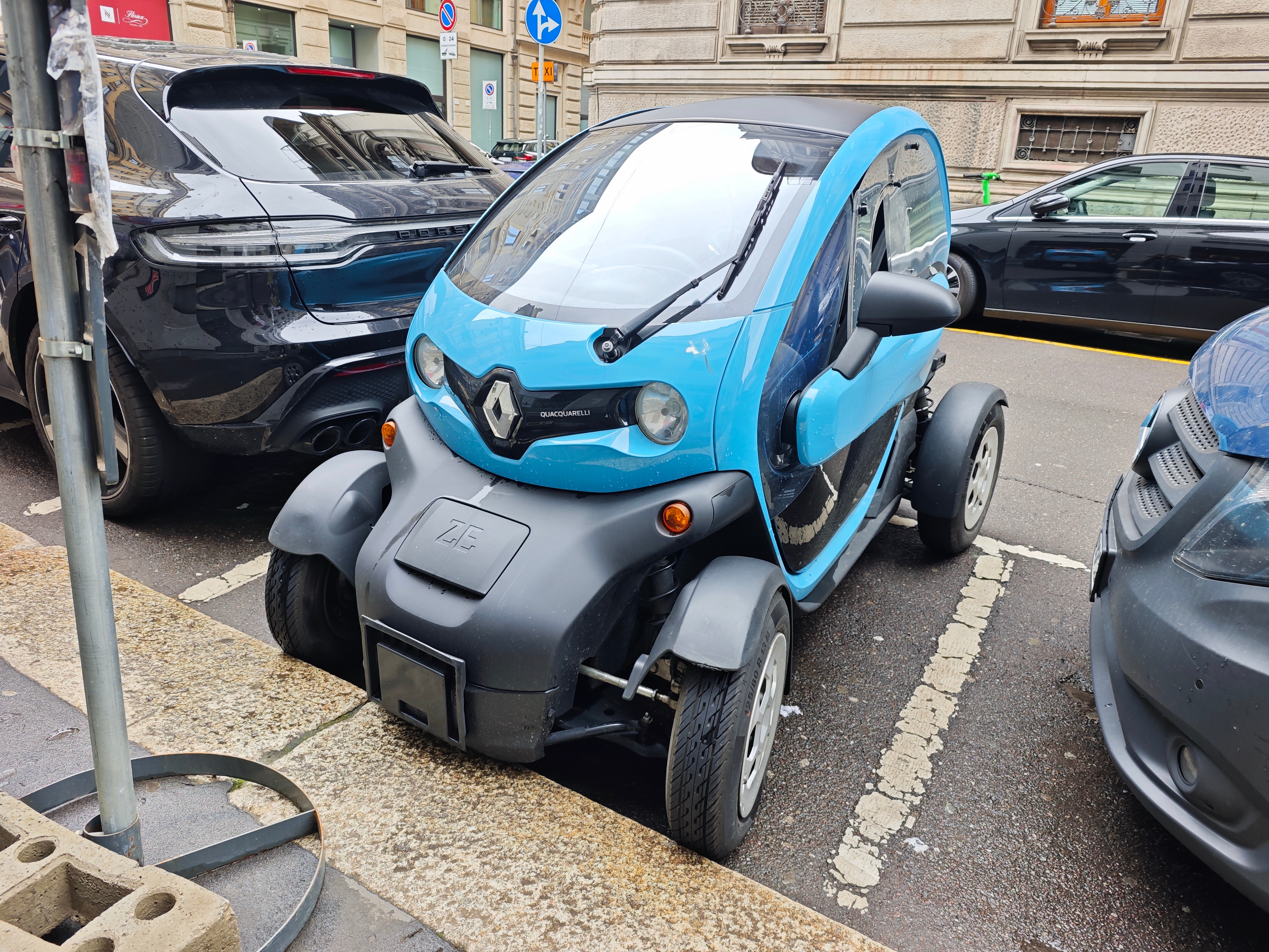 又拍到了一辆雷诺 Twizy，之所以关注这个车是因为大约十年前理想汽车在造 SE