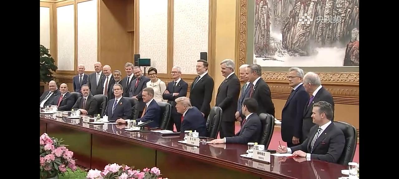 这次中美会谈最震撼的一幕，莫过于川普把所有随行的美国企业大佬叫进会场，在后面排排