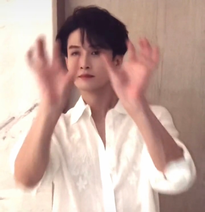 对我父父小臂上这两条青筋线很是贪恋呢[笑哈哈] ​​​