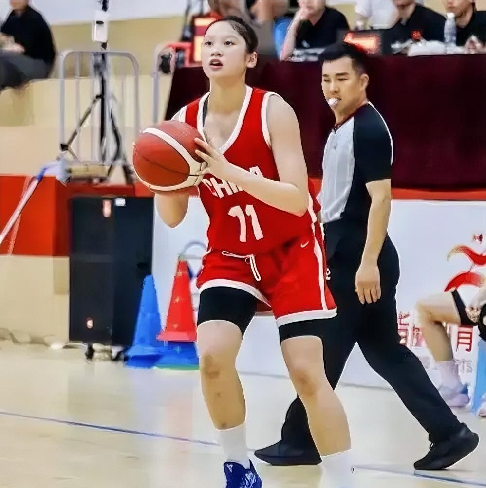 中国女篮U17新星李沅珊真是太嚣张了，她在今天和拉脱维亚女篮的上半场比赛中彻底杀