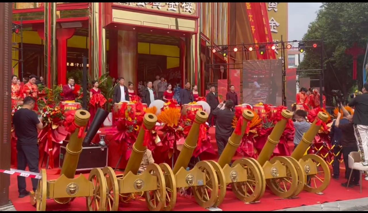 贺嵩县黄金楼开业
 
贺语盈门瑞气扬，
嵩山毓秀聚祯祥。
县迎盛景开宏业，
黄宝