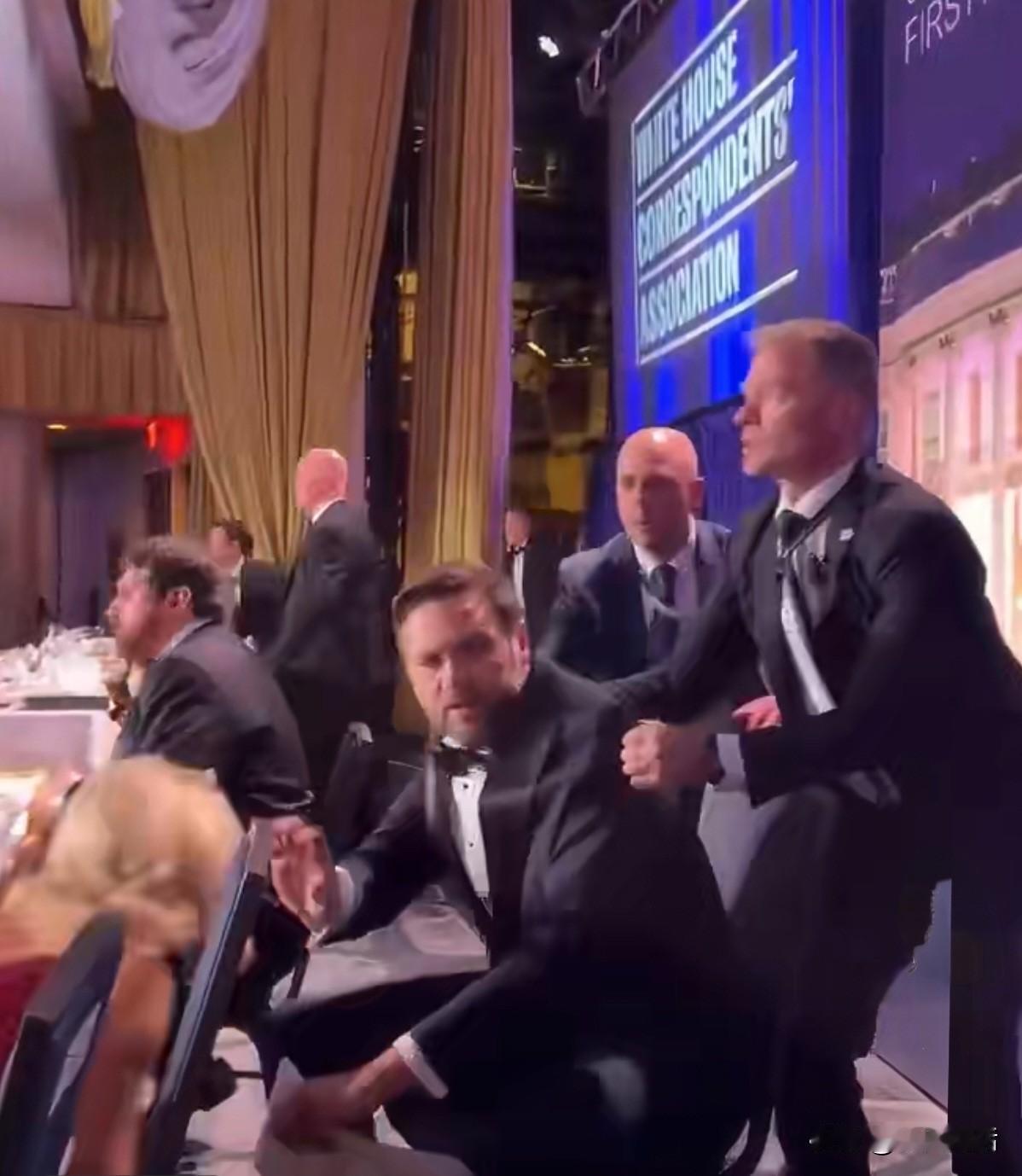 年轻真好！
当希尔顿酒店枪声响起后，万斯被保镖拉起来就走，快速的离开，特朗普就没