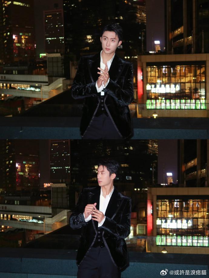 黄景瑜 穿薄底鞋的神今天黄景瑜的穿搭展现了他那不拘一格的时尚感，深V西装外套让他