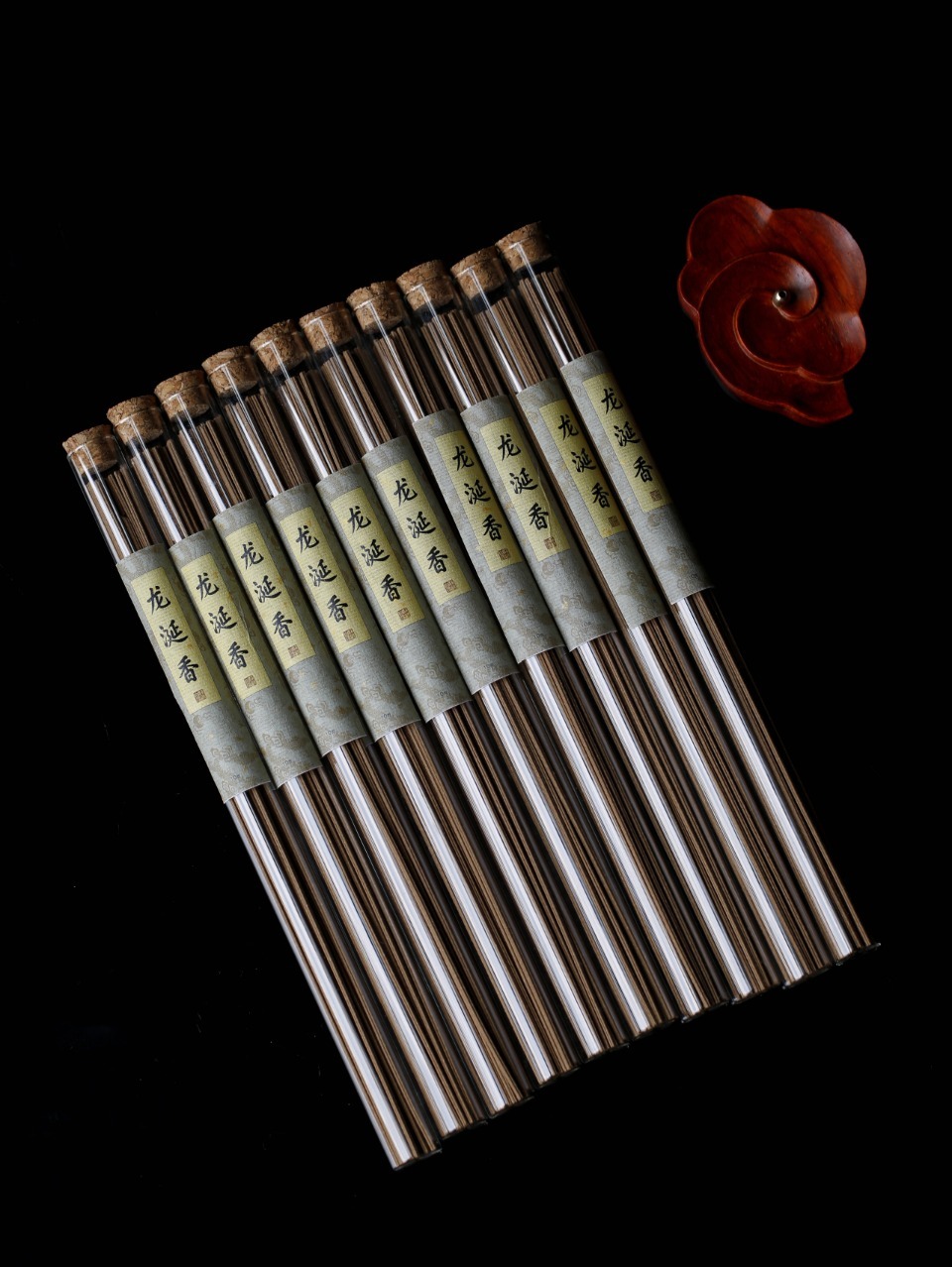 龙涎香·梅花型线香 10g装选用芽庄清凉果香为香骨，搭配龙涎醇厚花香，香气层次丰