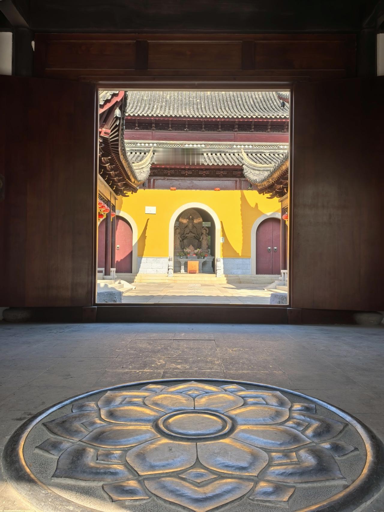 随手拍木渎古镇明月寺。明月寺坐落于苏州木渎古镇山塘街明月寺弄4号，香溪之畔，始建