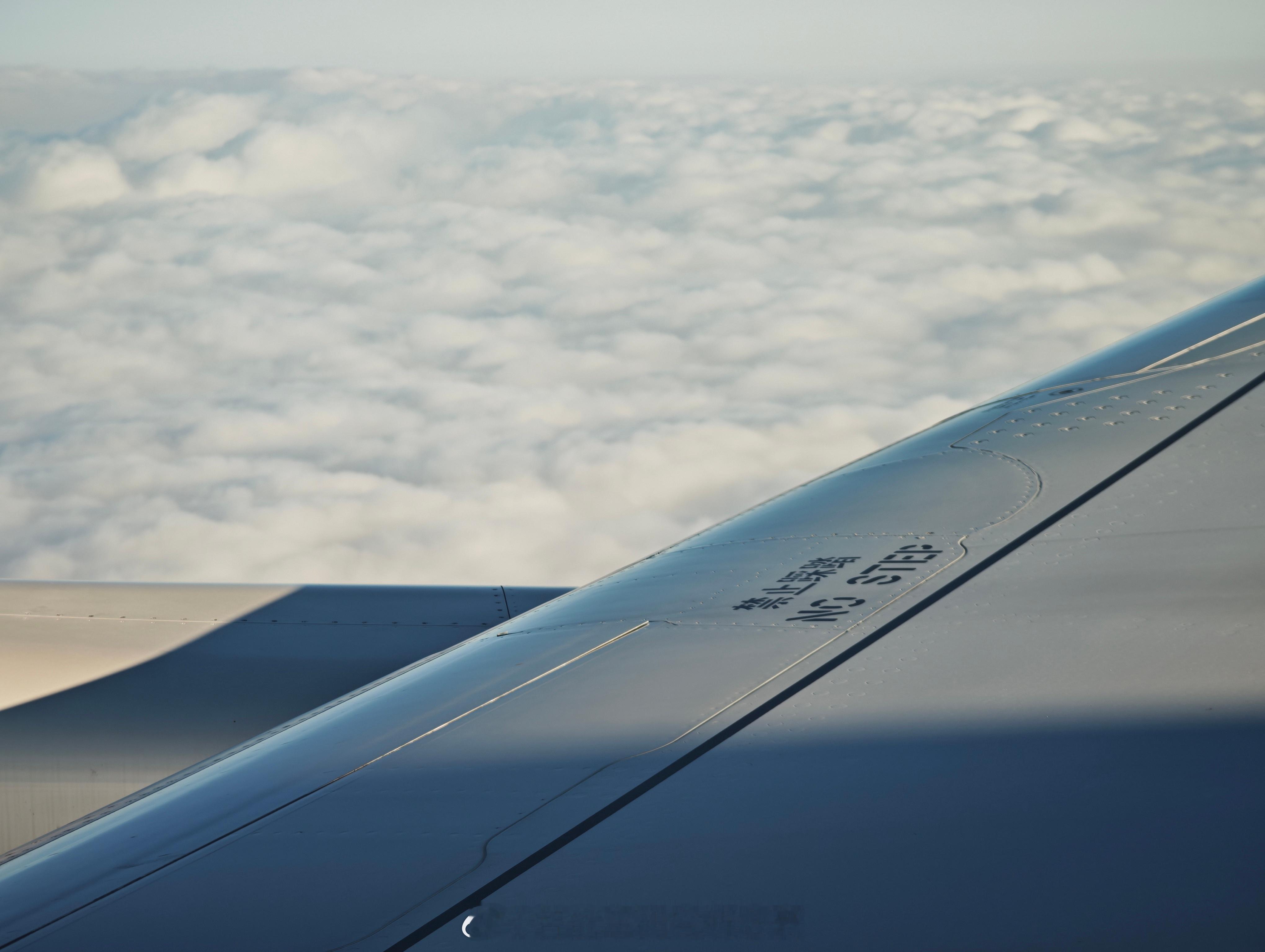 差不多的角度跟构图，这水印一套上，情绪价值就拉满了