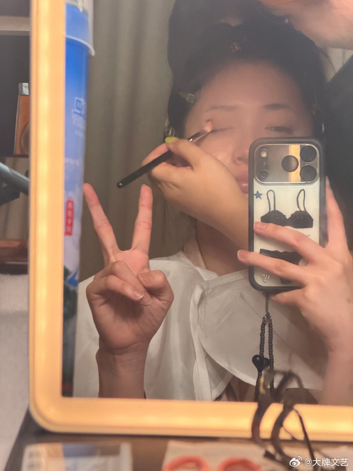 周洁琼这么早起来化妆周洁琼化妆直拍周洁琼这么早起来化妆啊，素颜都这么好看，期待姐