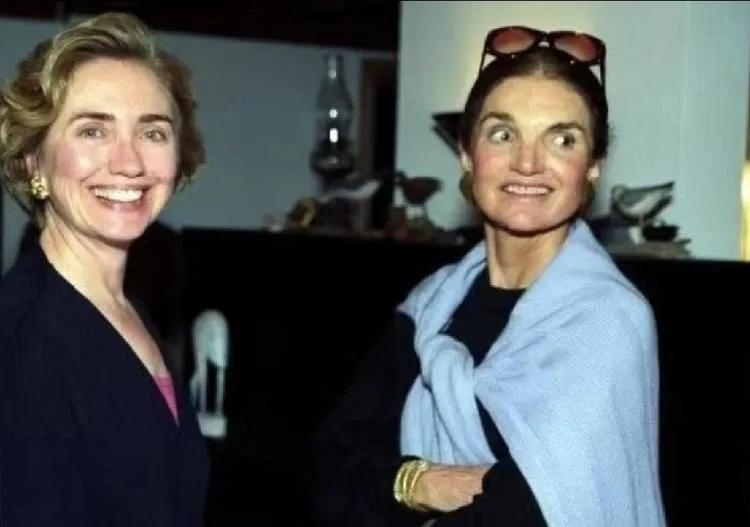 希拉里和肯尼迪的夫人杰奎琳（图一）
短发的希拉里真年轻，她神采飞扬，笑的好开心；