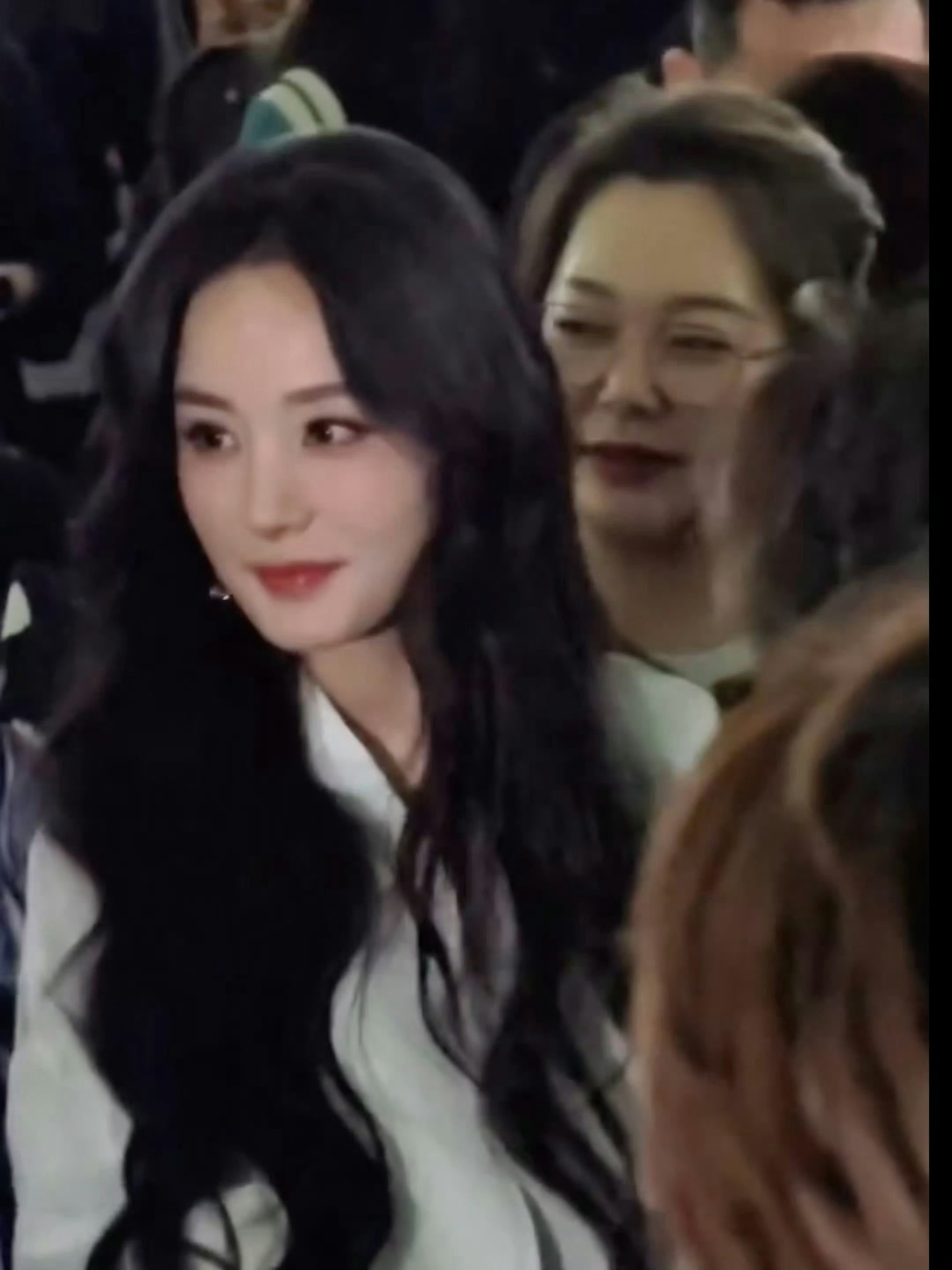 杨幂米兰神图杨幂出国的白月光 米兰街头的纯白诗篇，是写就的。无需刻意造势，自带顶