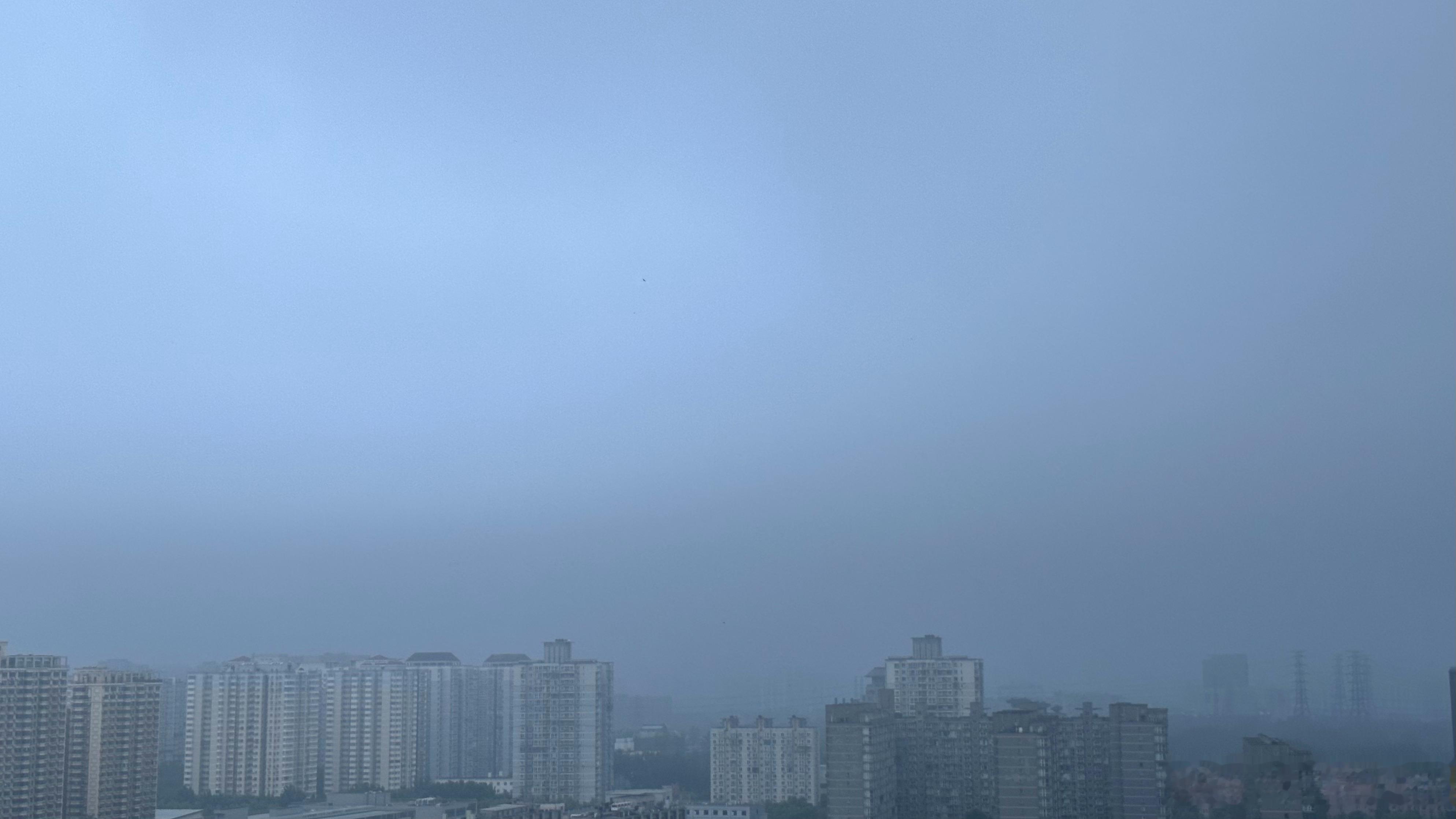 5:31 非烟亦非雾，幂幂映楼台。与火星第一猫一起早起看日出