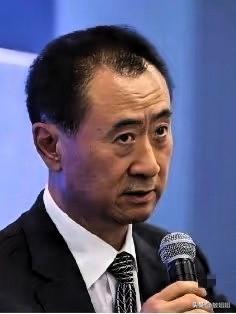 阔气从不是住星级酒店、
坐头等舱的排场，而是落难时
不逃不躲的硬气。被限高消费