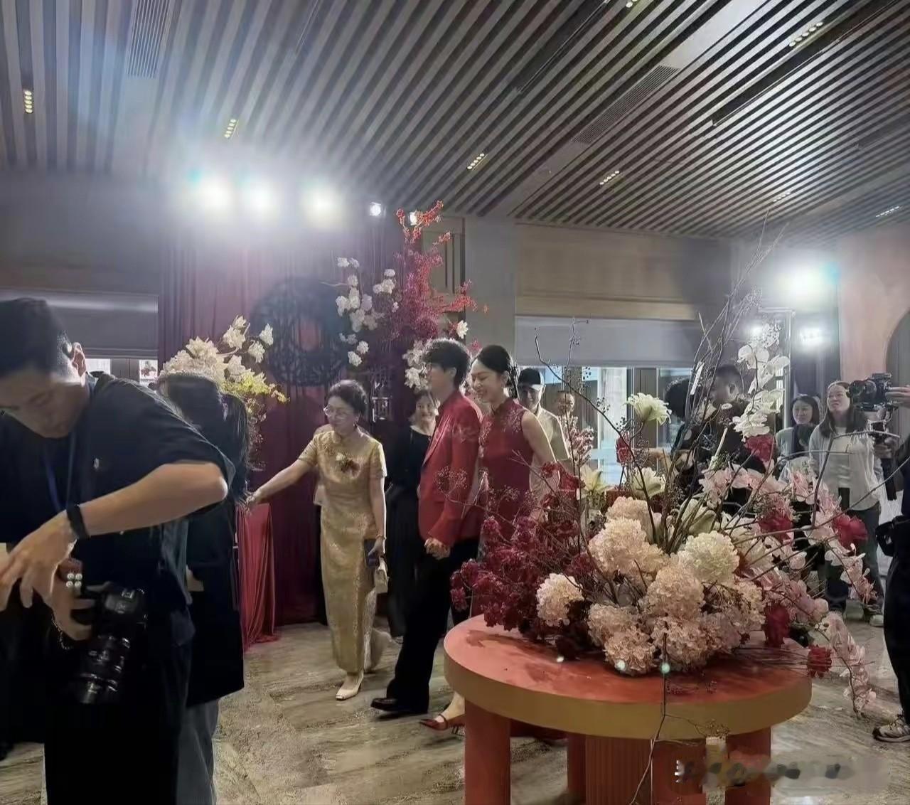 许嵩宣布结婚第二天，妻子冯禧就被曝出猛料！
9月20日，许嵩冯禧上了热搜，不过，