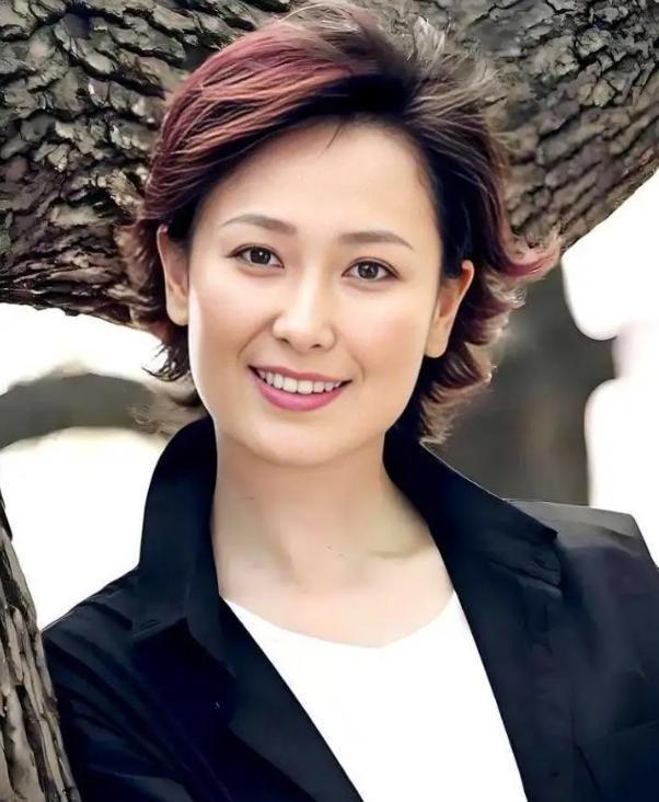 1994年，左翎抱着飞天奖奖杯跨进家门，王建成瞥了一眼，突然把碗筷往桌上一摔：这