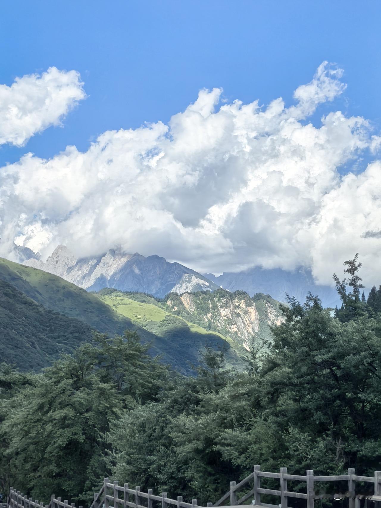 黄龙魅力：天蓝，云白！
四川省的黄龙景区，别有风味：
天很蓝，云很白（见附图）。