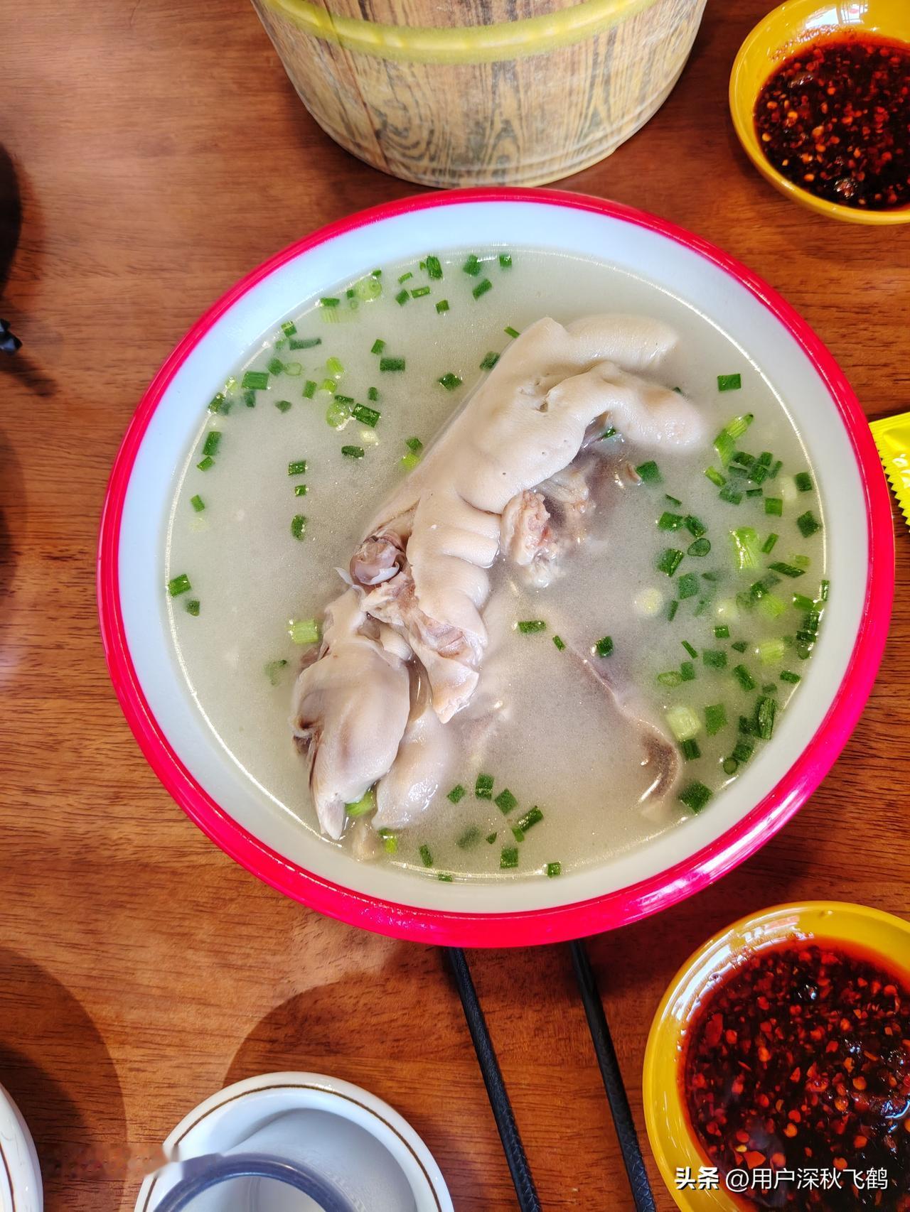 老妈蹄花美味，麻辣兔头更胜一筹
中午于成都武侯祠大街品尝了老妈蹄花，这是我头一回