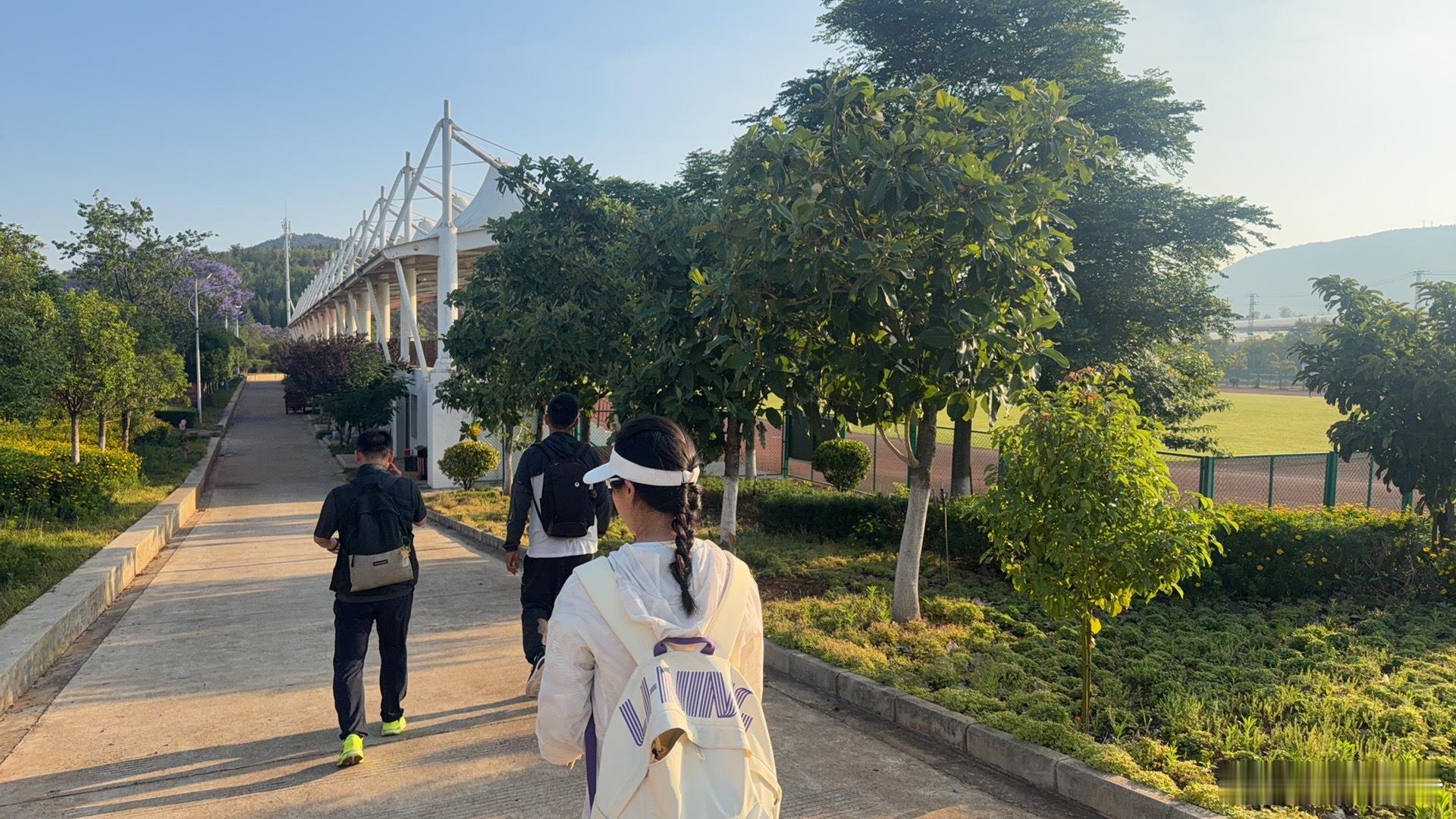 时隔几个月 又变成了蜜蜂小狗….这次没拔牙 隔了一夜疼的又进医院了….家人们牙疼
