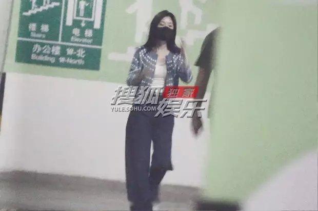 毛晓彤现身影视公司谈工作，结束后乘车离开路透图 ​​​