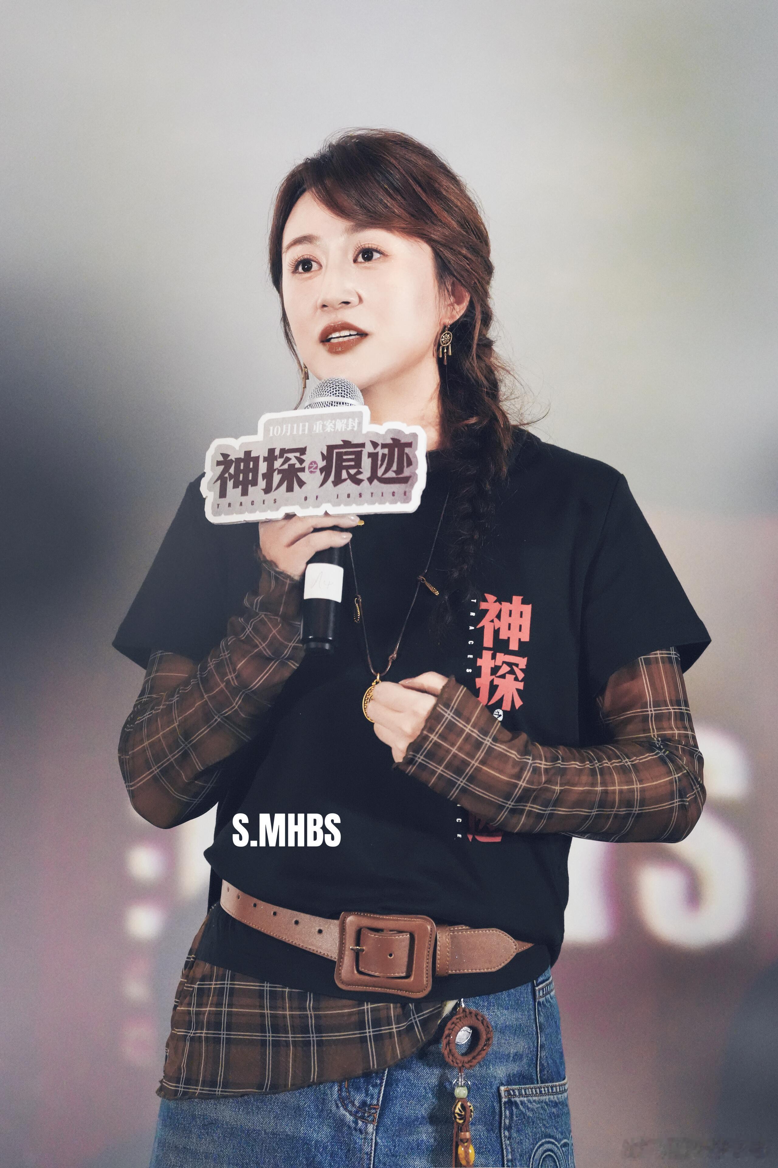 张译马丽闪身步让C位《神探之痕迹》路演名场面！张译和马丽为了让C位，俩人来回挪步