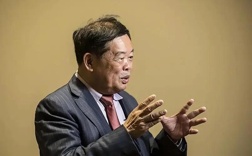 80岁曹德旺卸任董事长10个月后边传来喜讯，原来他和董明珠是同类人。

说白了，