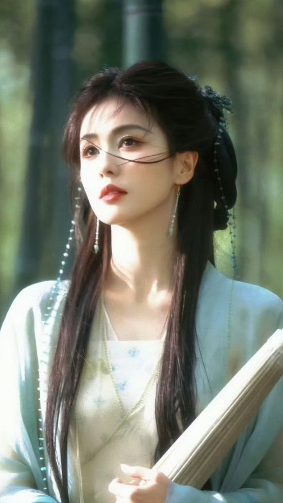 这不是自恋吧，这是真美啊！那可是花如月，美神母神！白鹿花如月是真神！只有白鹿一个