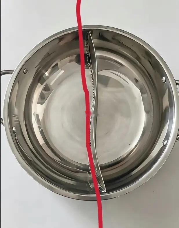 我每次吃火锅，特别是点鸳鸯锅的时候，我都纳闷一个问题，这个锅中间挡板，为什么不设