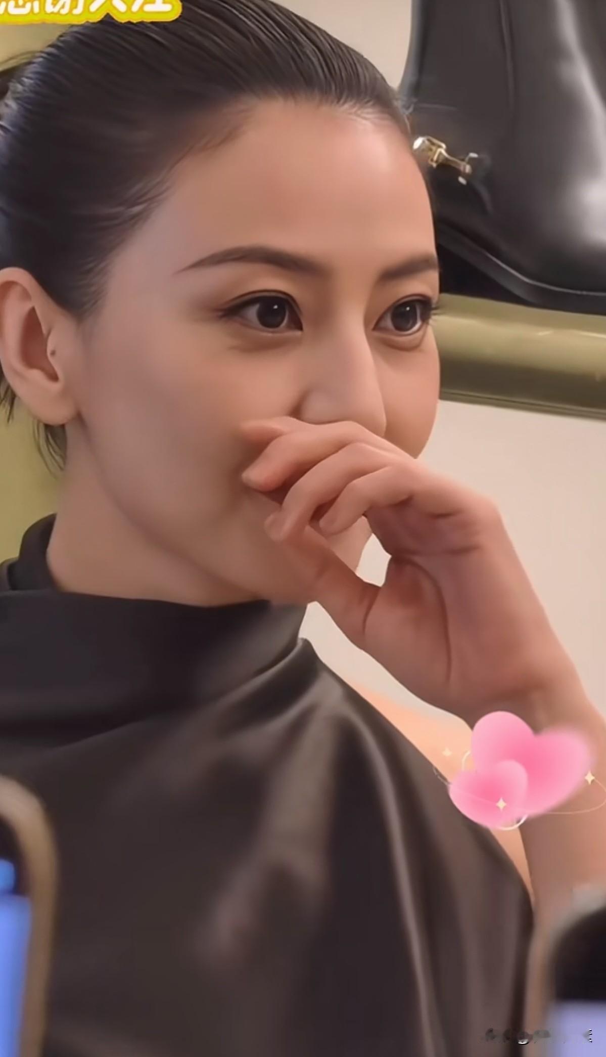 高圆圆人气太旺了，是一个很耐看的女孩。无论是正面还是侧面，都是完美无缺，即使如今