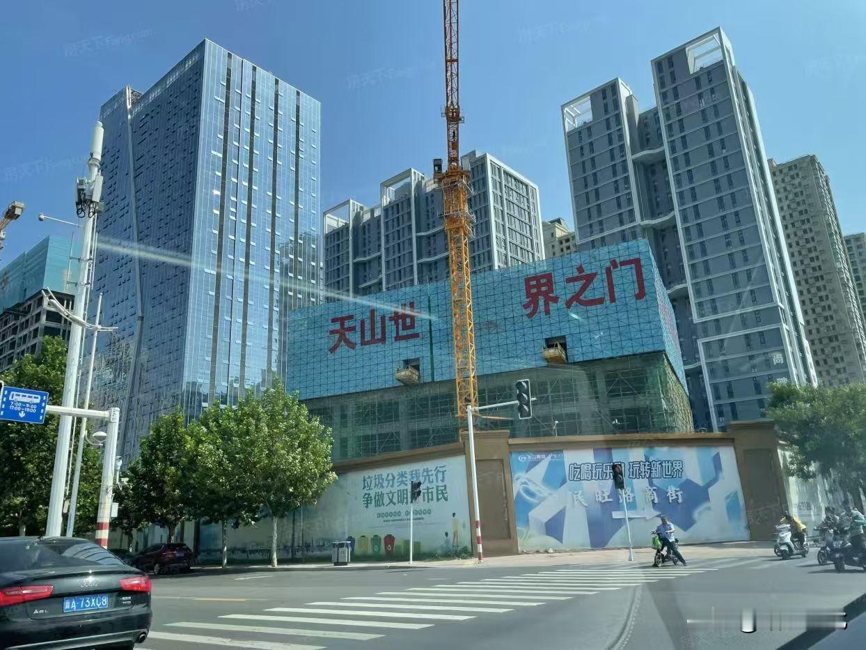 曾几何时，石家庄的天山世界之门斥资500亿打造，它的开发商号称要建450米“河北