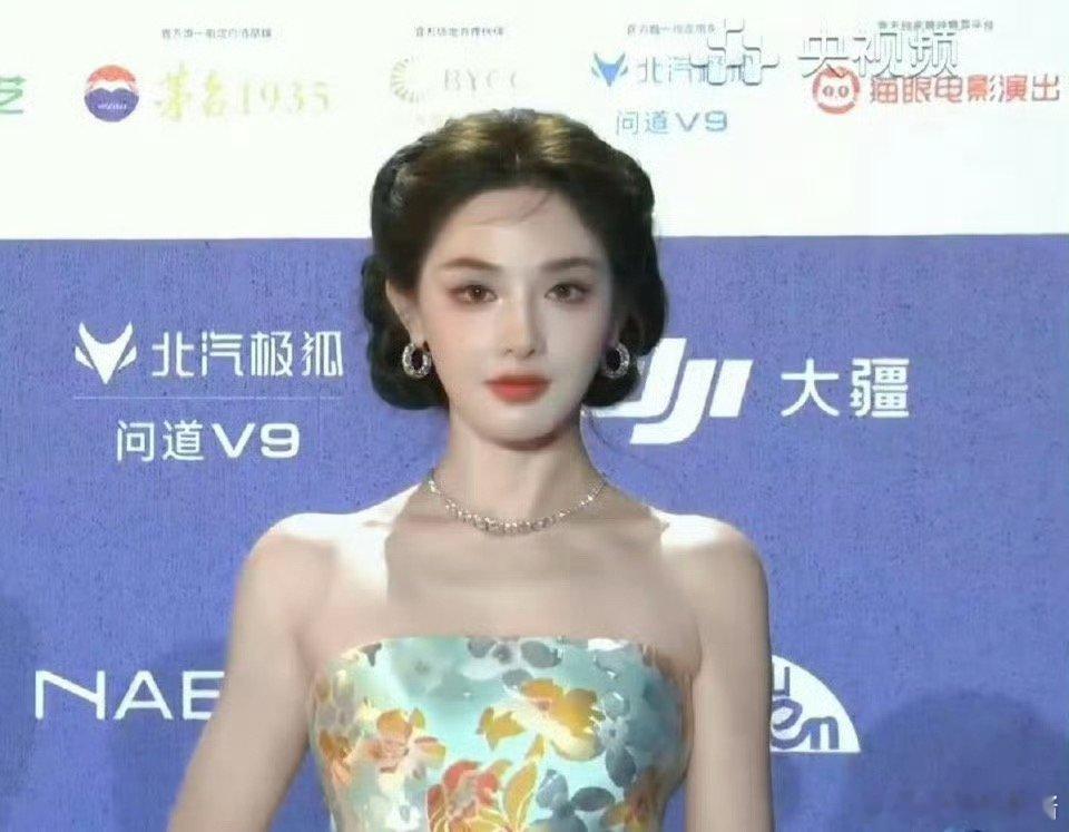 彭小苒看起来像杨颖吗 