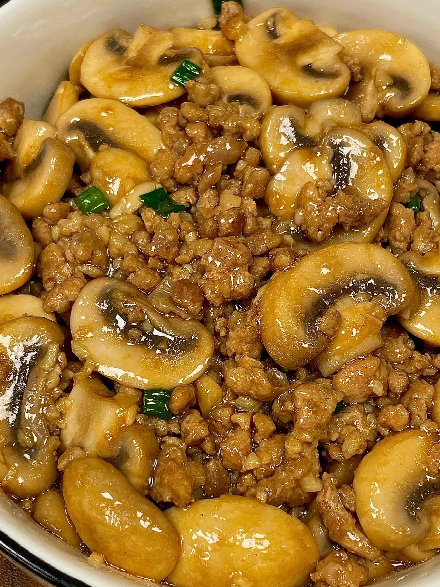 嘎嘎香的肉末口蘑，赶快安排起来。肉末口蘑！被香迷糊了！ 囗蘑滑嫩多汁！...