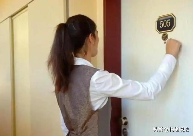 西安，一单身女子入住酒店之后，褪去了衣物正放松的躺在床上休息，突然房间被一位男子