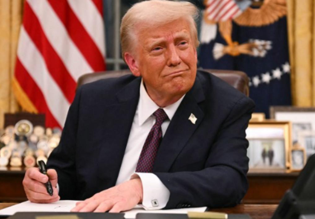 就在刚刚，
特朗普对中国下重手，恶劣程度前所未有。
 
美国国会日前通过所谓的“