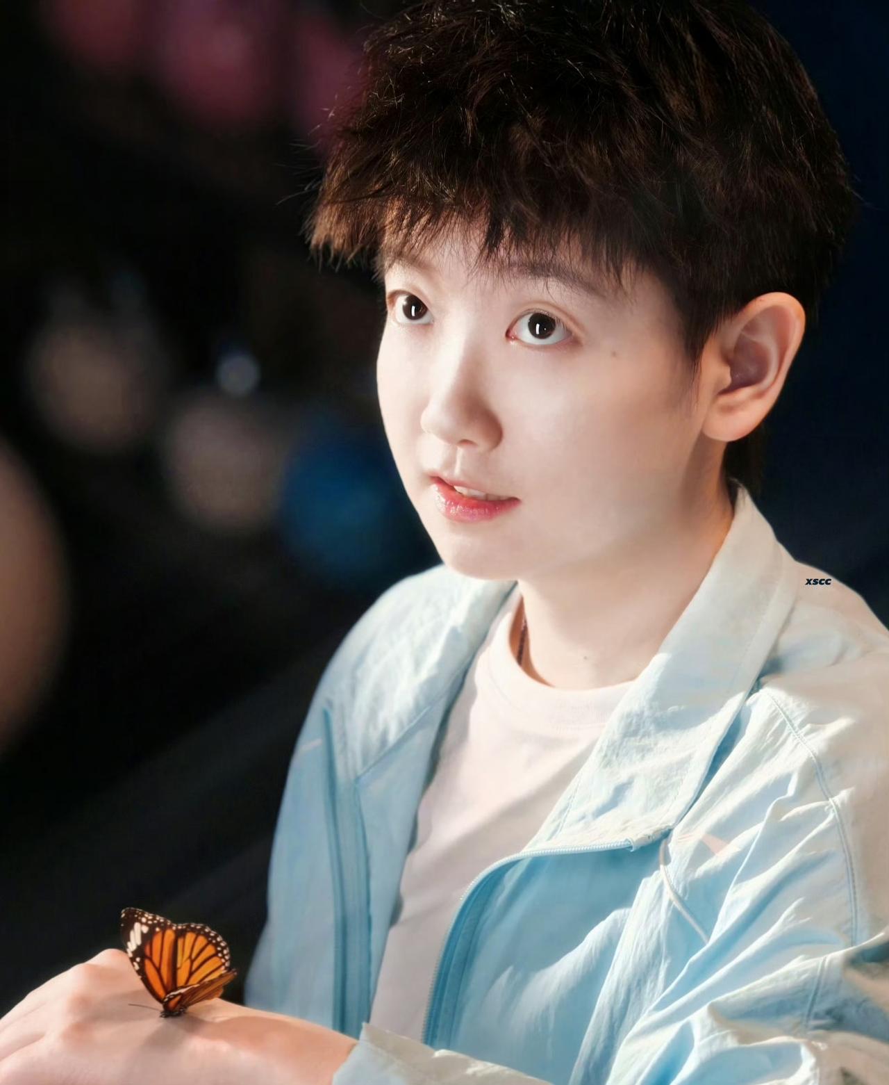 风停在发梢，蝴蝶落于掌心，镜头捕捉到的，是孙颖莎最柔软的瞬间。

浅蓝外套裹着少