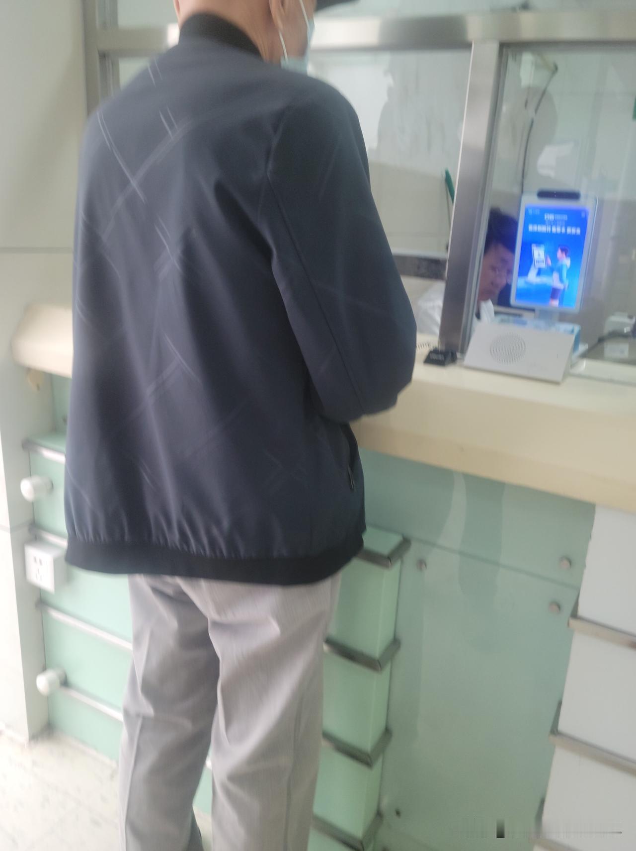 这是一个看上去至少75岁以上的男人。我们在楼下进电梯时，就看到他，他和我们一同乘