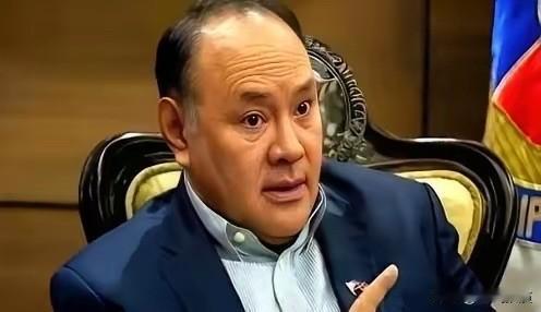 菲律宾防长估计这几天后槽牙都要咬碎了。

他前两天对着英国《金融时报》的镜头，又