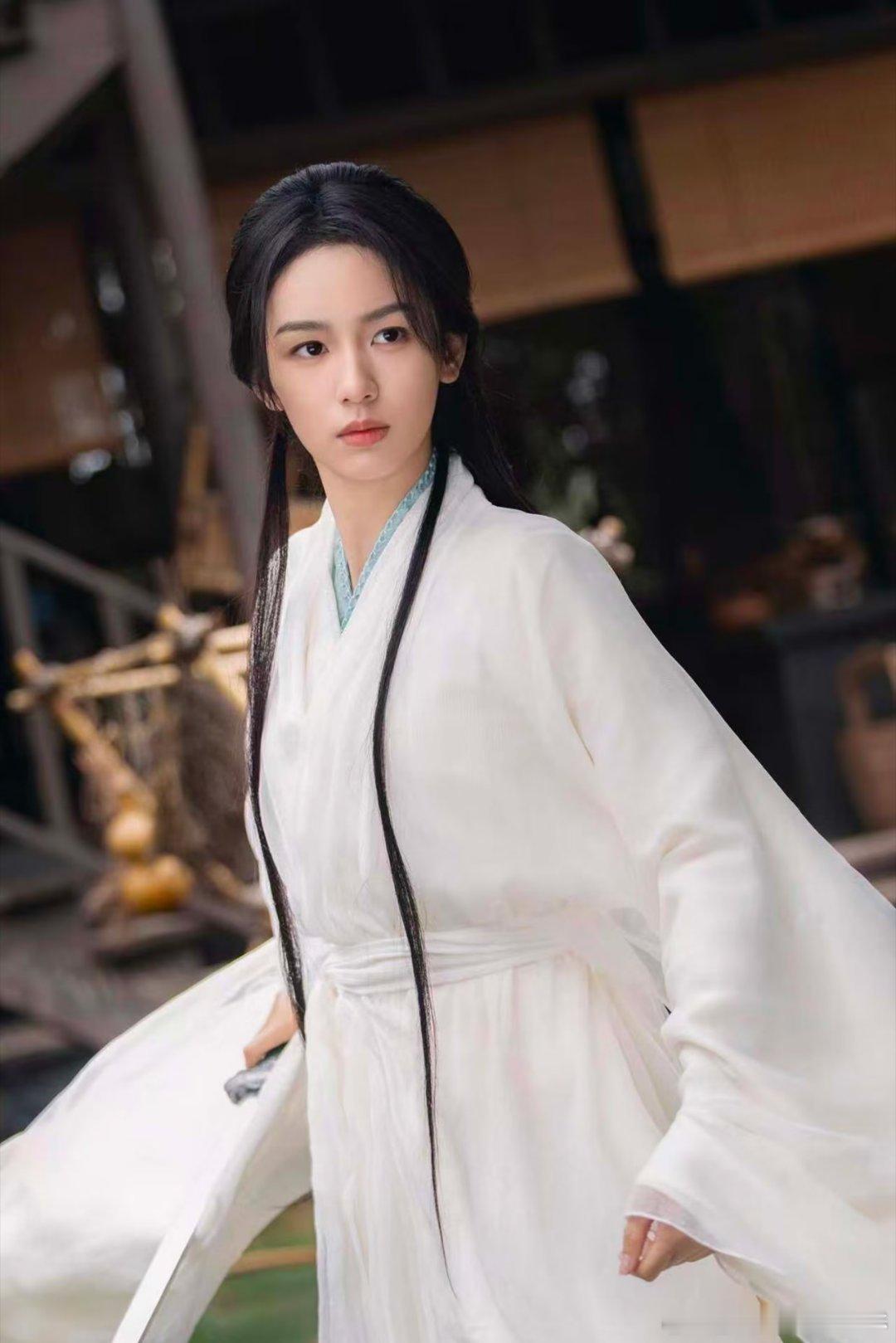 周也白衣古早武侠味 谁懂啊！这雪中翠竹般的清冷感，金庸女主DNA动了！ ​​​