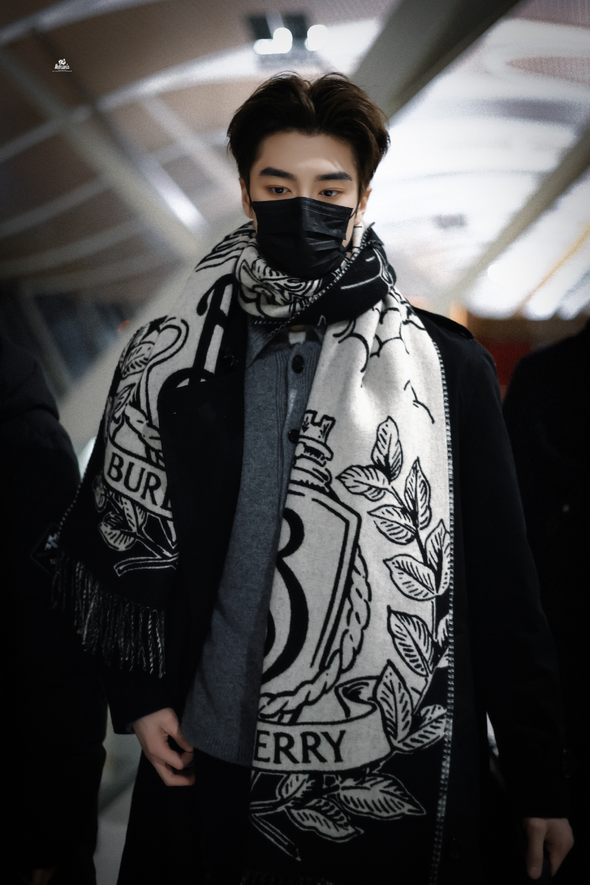 张康乐｜ 伦敦时装周张康乐机场出发造型，极简黑色长大衣内搭灰色羊绒开衫作为内层过