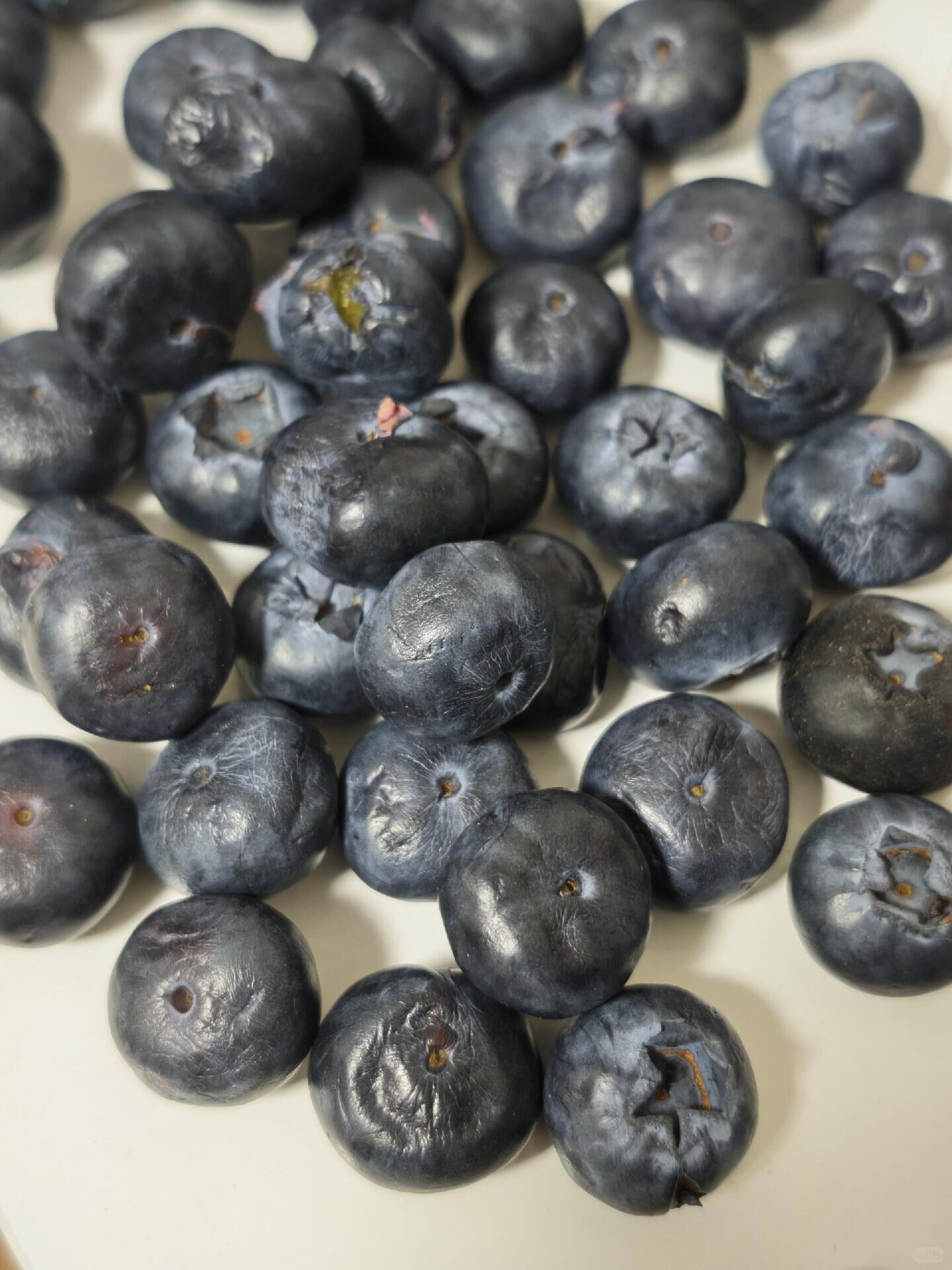 蓝莓价格几乎腰斩跟前两个月相比确实是便宜，但也能感觉到品质下降了，吃着都不新鲜不
