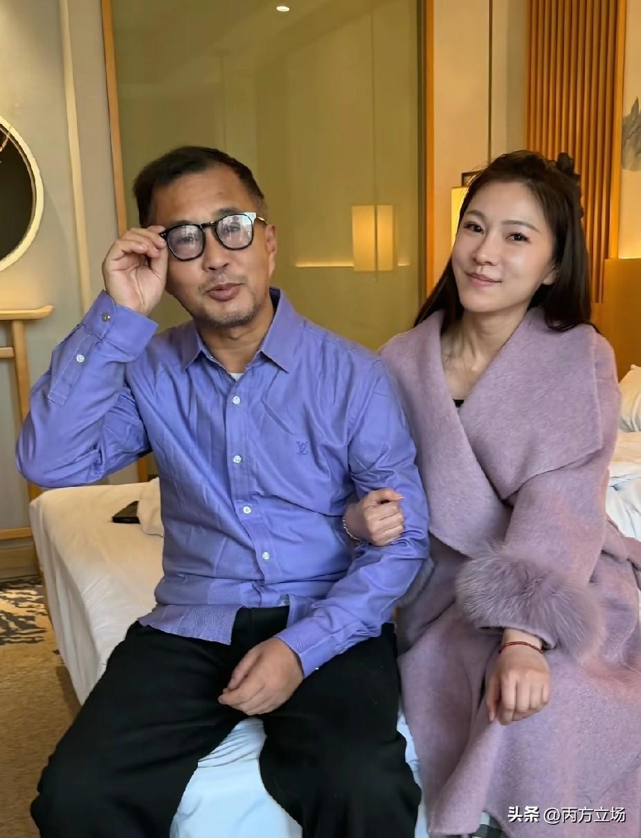 平常见到的沈巍老师总是一副沉静淡然的样子，可只要跟南京晓晓同框，那笑容就跟换了个