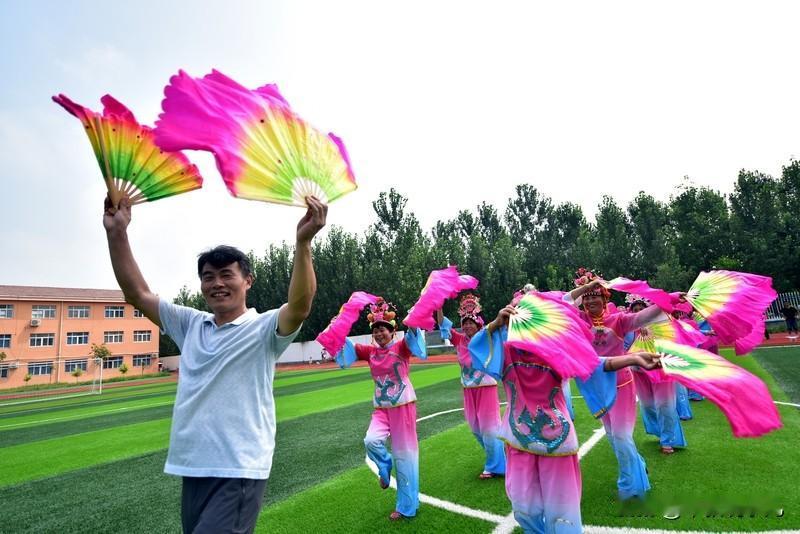 你喜欢南街村吗我我虽然没去过南街村，但我耳闻目睹了南街村的生活、发展、和现实，所