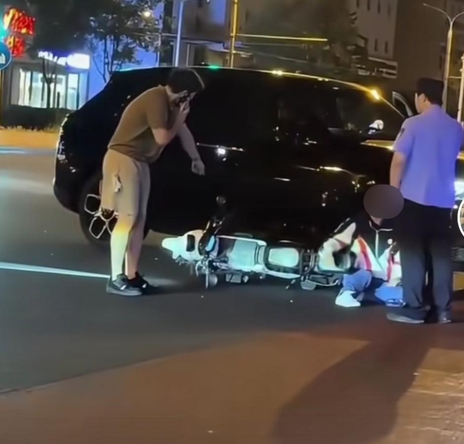 北京一辆新购入的劳斯莱斯库里南，和一辆闯红灯、涉嫌改限速的电动自行车相撞。视频里