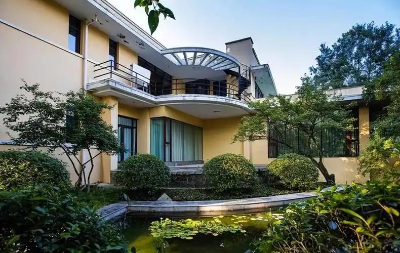 孙中山孙女回南京，发现父亲故居被许世友改造成农场，她有何反应。1985年，孙科的