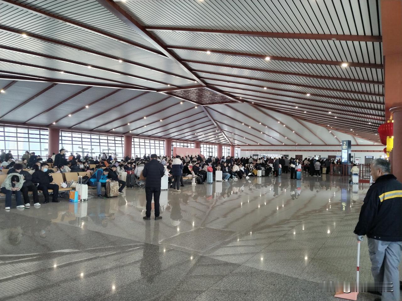 那些说宿迁站客流少，没旅客乘坐的人，真该来候车大厅看看，这人满为患的场景，狠狠打