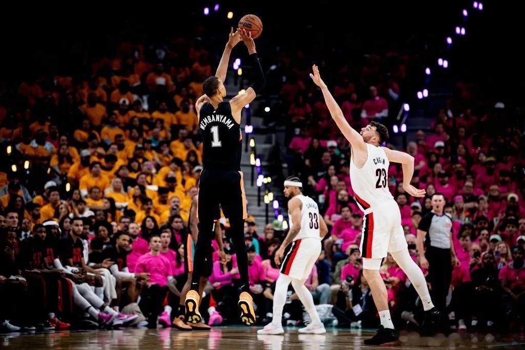 NBA季后赛🏀:马刺111比98大胜开拓者 