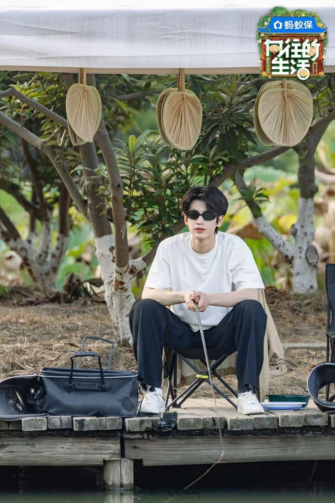 终于找到和张凌赫的共同点了！他在节目里坦言是扁头，羡慕彭昱畅的圆脑袋。但就凌赫这