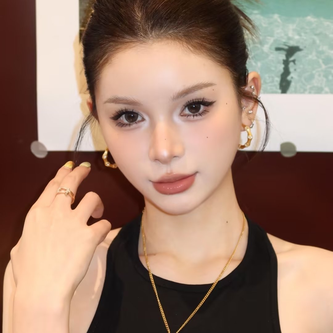 高颅顶利落高马尾，贵气轻泰浓颜妆利落紧绷高马尾拉高颅顶，碎发修饰脸型，干练又显贵