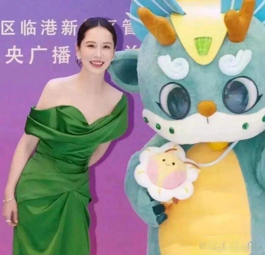 海清做了医美后真的变美了，但就怕老了会有问题，毕竟医美有风险效果也不一定长久 ​